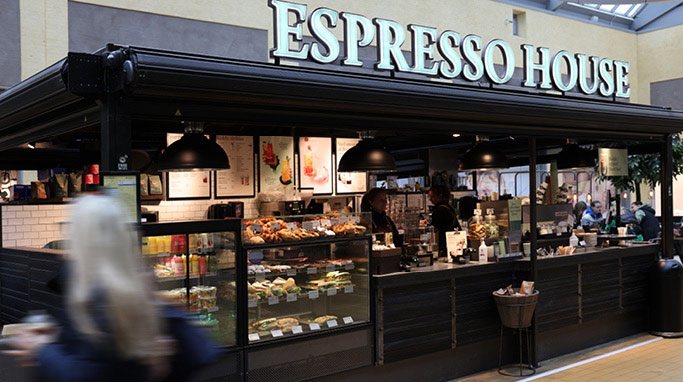 Hos Espresso House i SlotsArkaderne kan du blandt andet få en dejlig friskbrygget kaffe, en lun kanelsnurre eller en lækker sandwich. 