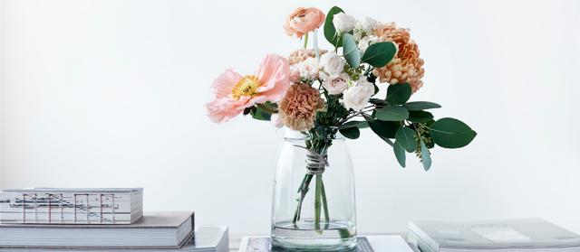 Glasvase med smukke blomster