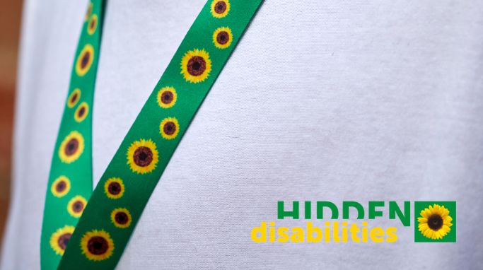 Hidden disabilities med solsikkesnor logo