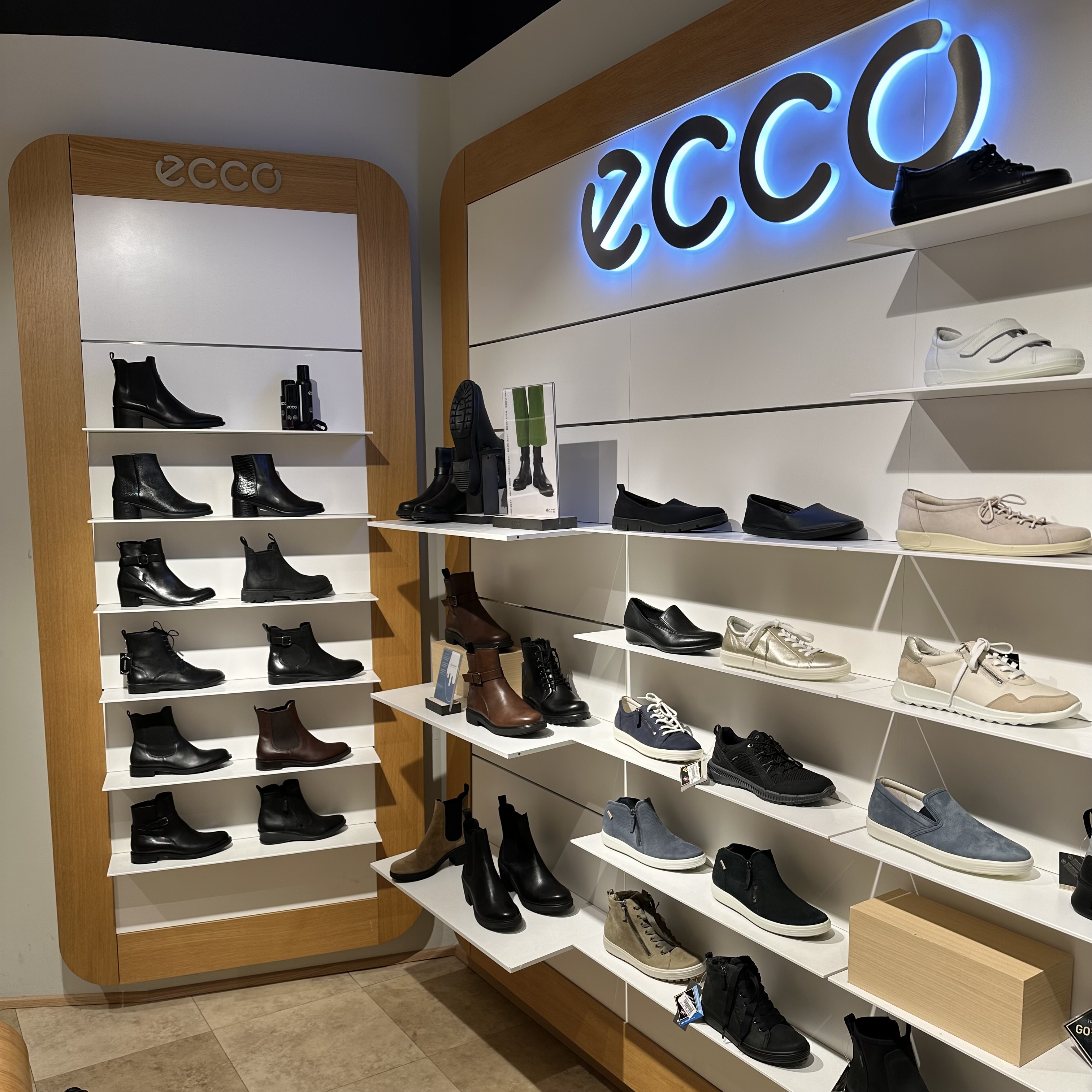 ECCO sko på hylder i Hillerød