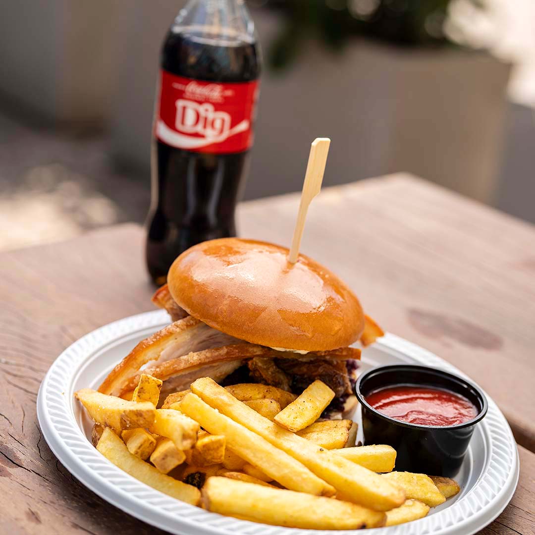 Sprød flæskestegssandwich fra Flæsk & Fries hos Balkonen Food Hall