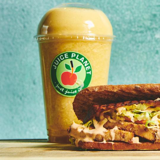 Saftig sandwich og forfriskende juice – den perfekte duo fra Juice Planet i SlotsArkaderne.