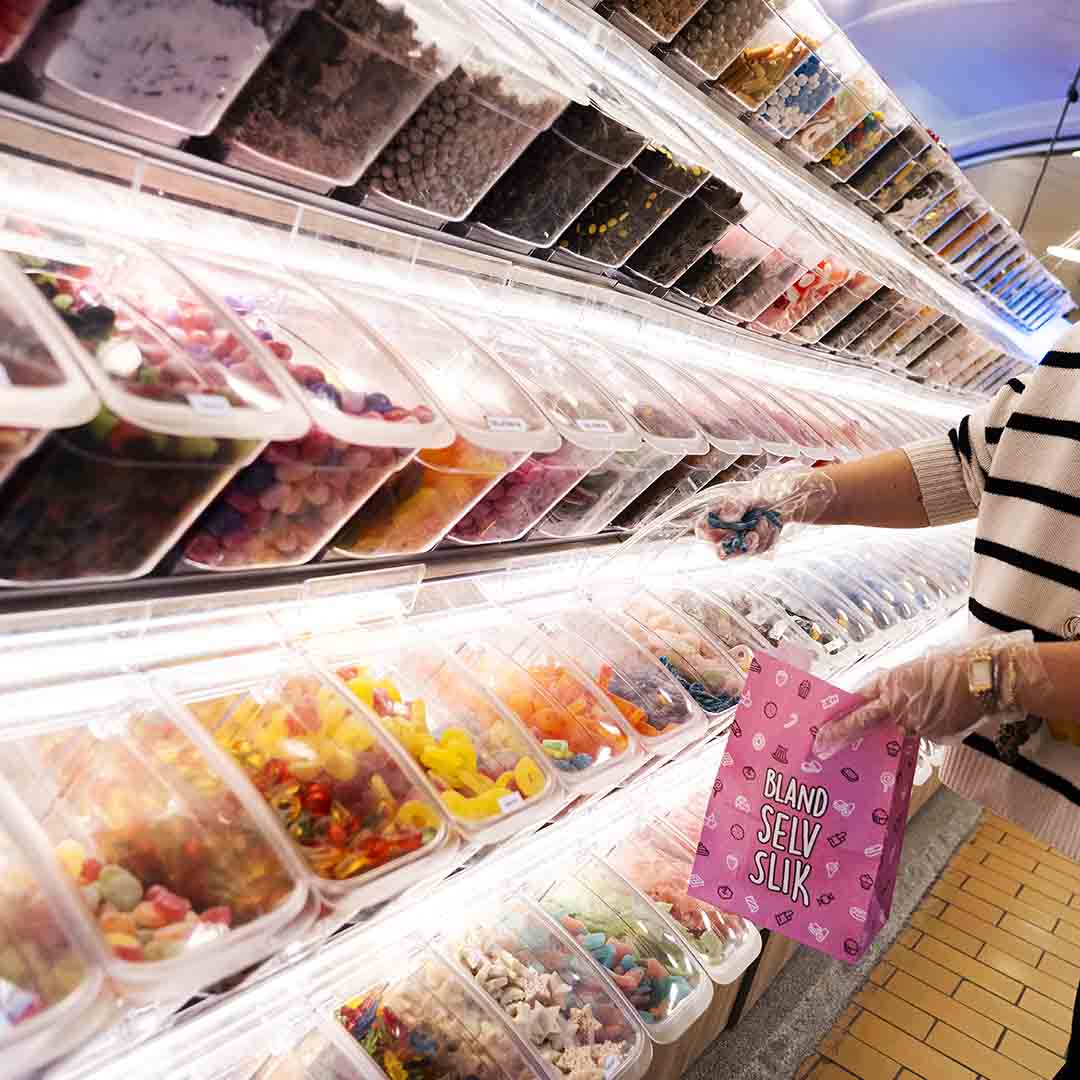Stor bland selv slik-væg hos Kiosk Bien i Hillerød
