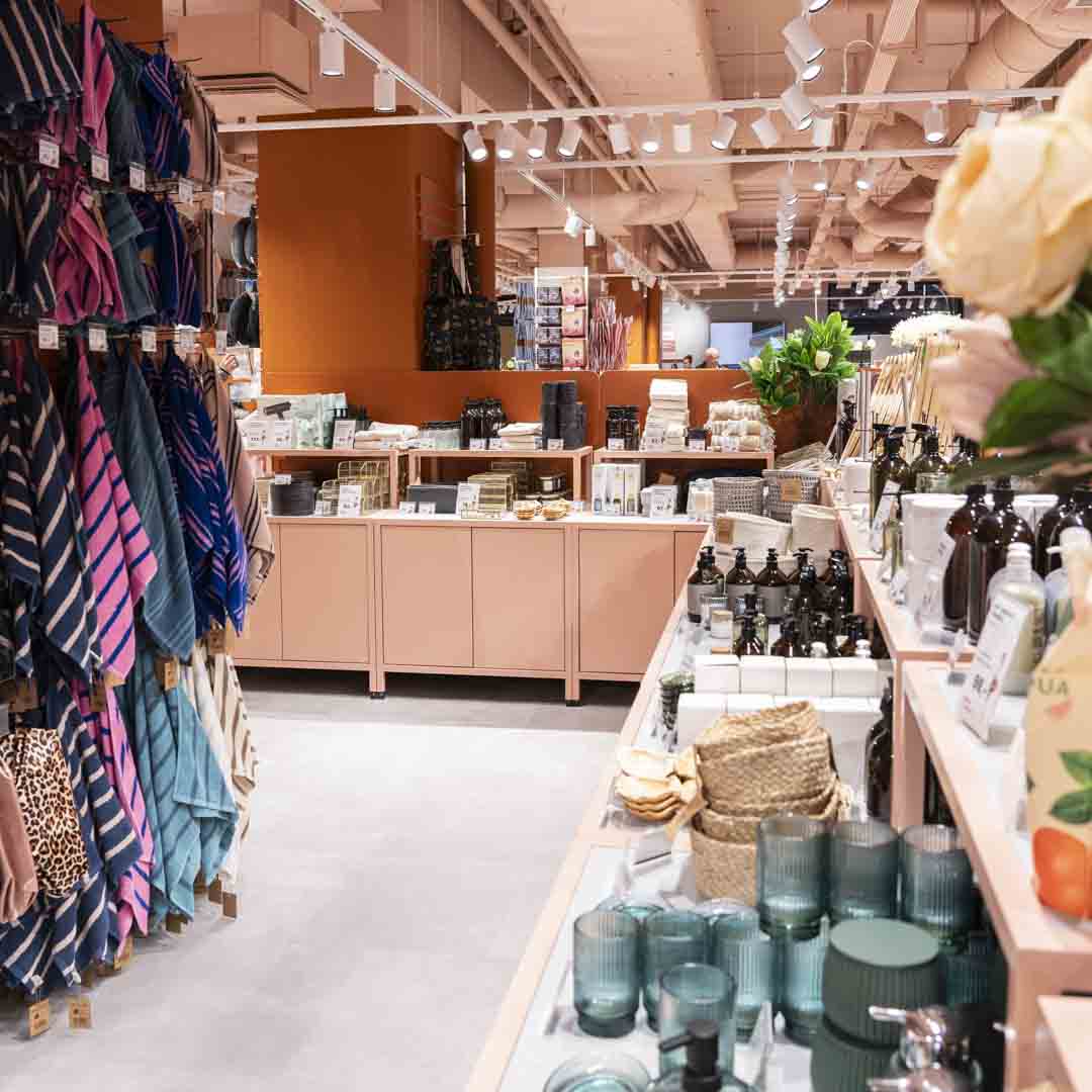 Find forkælende og velduftende produkter til badeværelset hos Basic & More i SlotsArkaderne