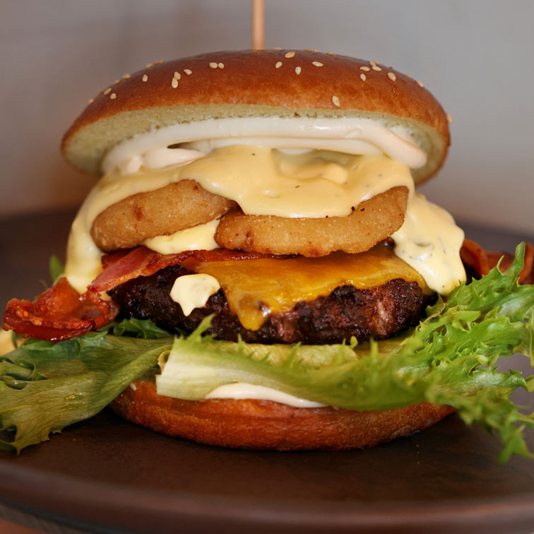 Lækker burger fra Café Kaiser i SlotsArkaderne i Hillerød