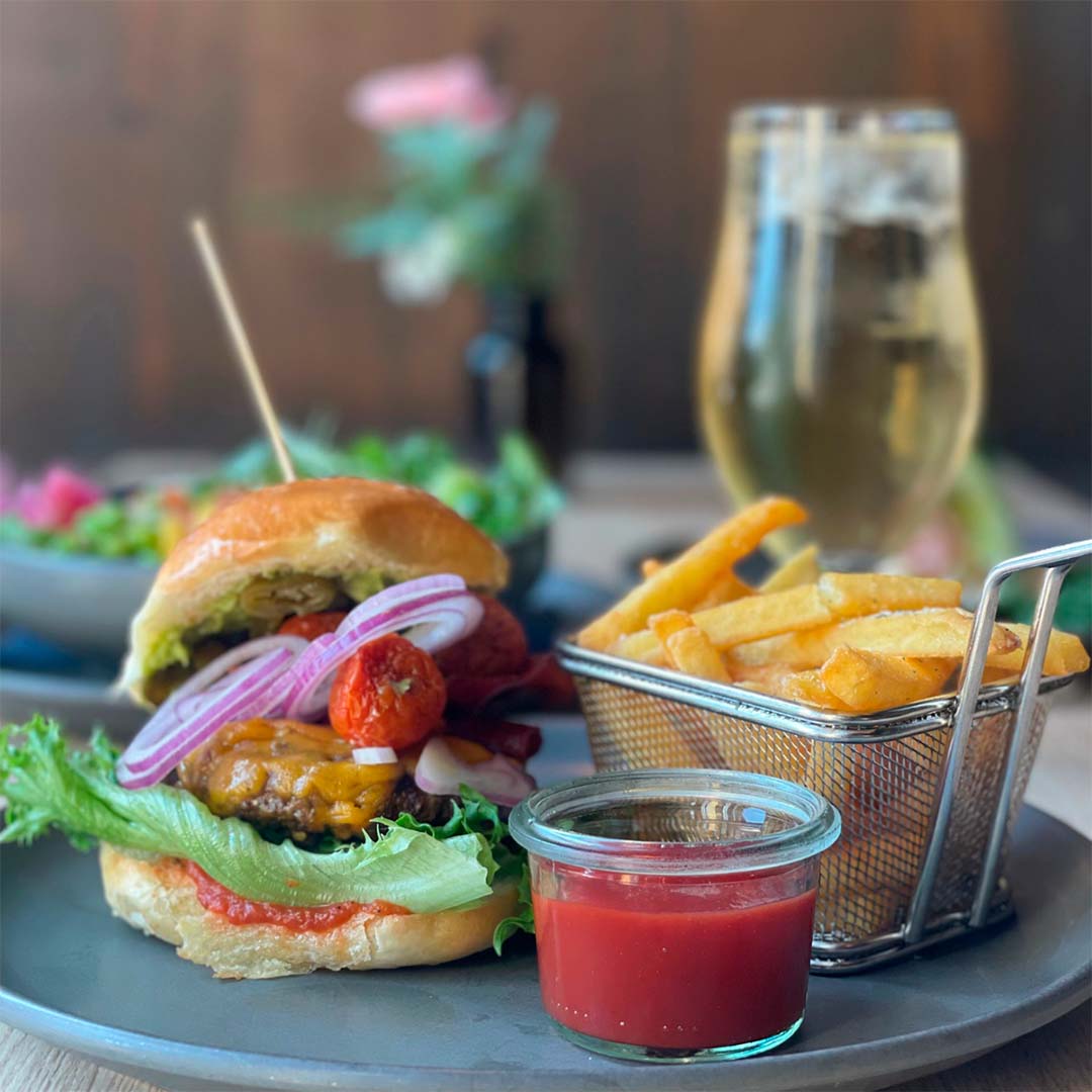 Lækker burger fra Café Kaiser i SlotsArkaderne i Hillerød