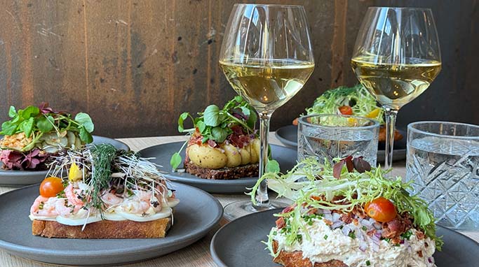 Hos Café Kaiser i SlotsArkaderne kan du blandt andet få det lækreste smørrebrød